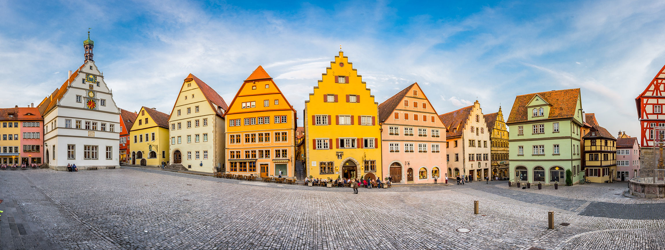 Marktplatz von Rothenburg ob der Tauber mit Ratstrinkstube und bunten Giebelhäusern bei Tageslicht