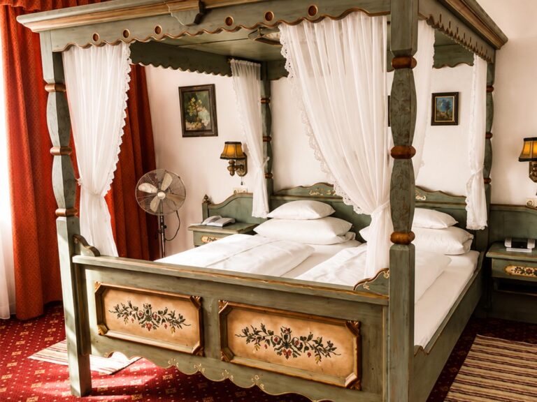 Double Room with a green painted four-poster bed and white curtains