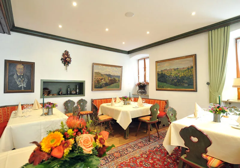 Gaststube „Tiroler Stube" im Restaurant Tilman Riemenschneider mit historischen Gemälden